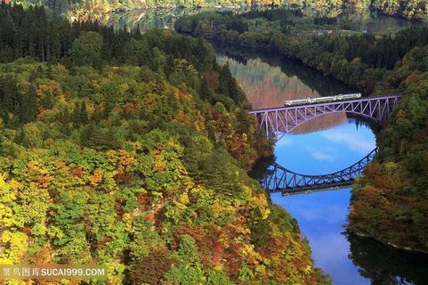 湖畔山脉铁路风景画