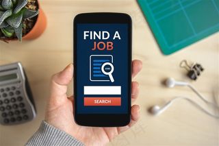 手上拿着一个手机