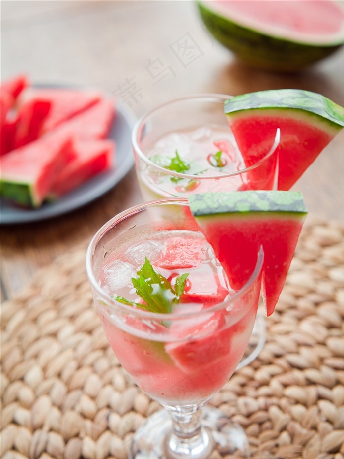 两杯美味的西瓜汁