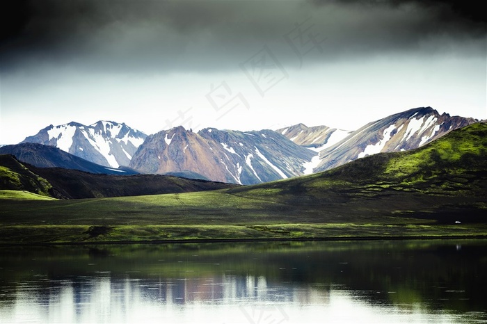 湖水像一面镜子