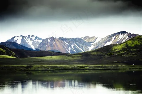 湖水像一面镜子