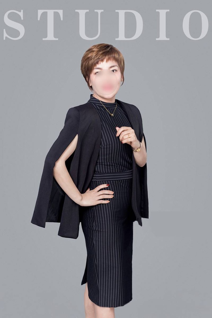 短发女强人经理职业装