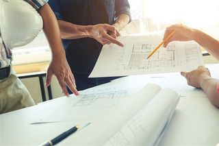 拿着建筑图纸讨论的团队高清图片