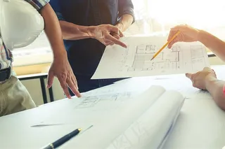 拿着建筑图纸讨论的团队高清图片