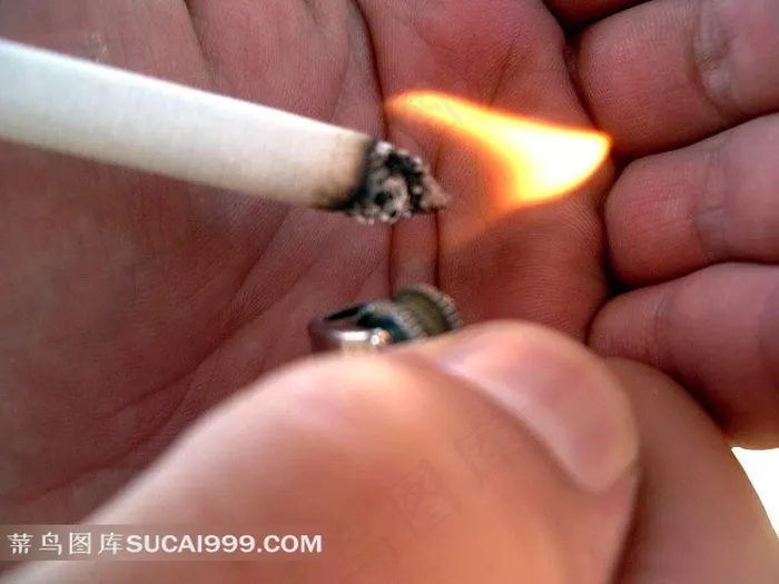 正在用打火机点燃香烟
