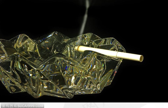 香烟谜烧-玻璃烟灰缸上的香烟