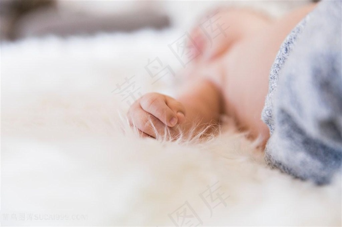 伸直小手指的宝宝
