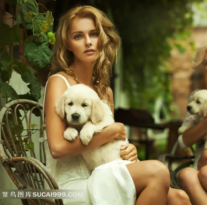 怀里抱着狗的金发美女特写摄影高清图片