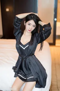 酒店里的性感漂亮美女喜欢猫图片