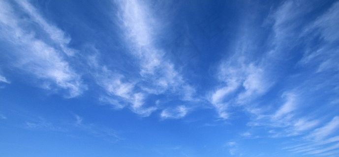 蓝天中的凤尾云