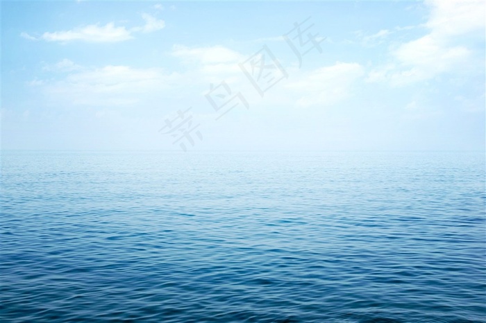平静的一望无际的大海高清图片