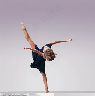 舞蹈动作-穿蓝色裙子挑起单脚侧弯着身体舞蹈着的外国美女