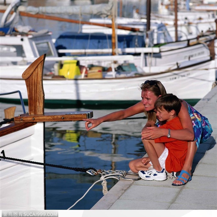 海滩休闲生活-油轮旁的母亲与儿子