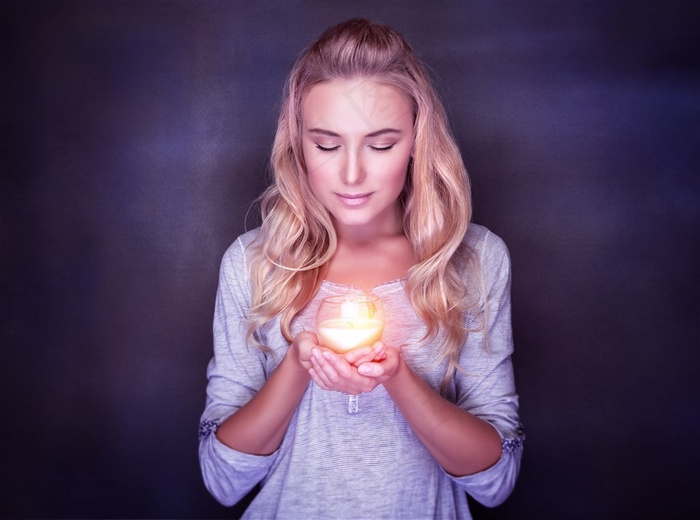 拿着烛火的金发美女美容图片