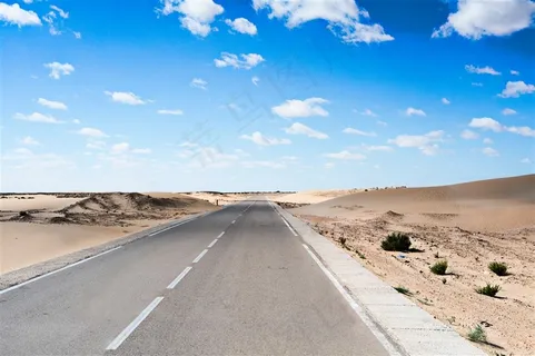 蓝色天空蓝天白云下通往天边的道路公路 蓝色天空蓝天白云下通往天边的道路公路