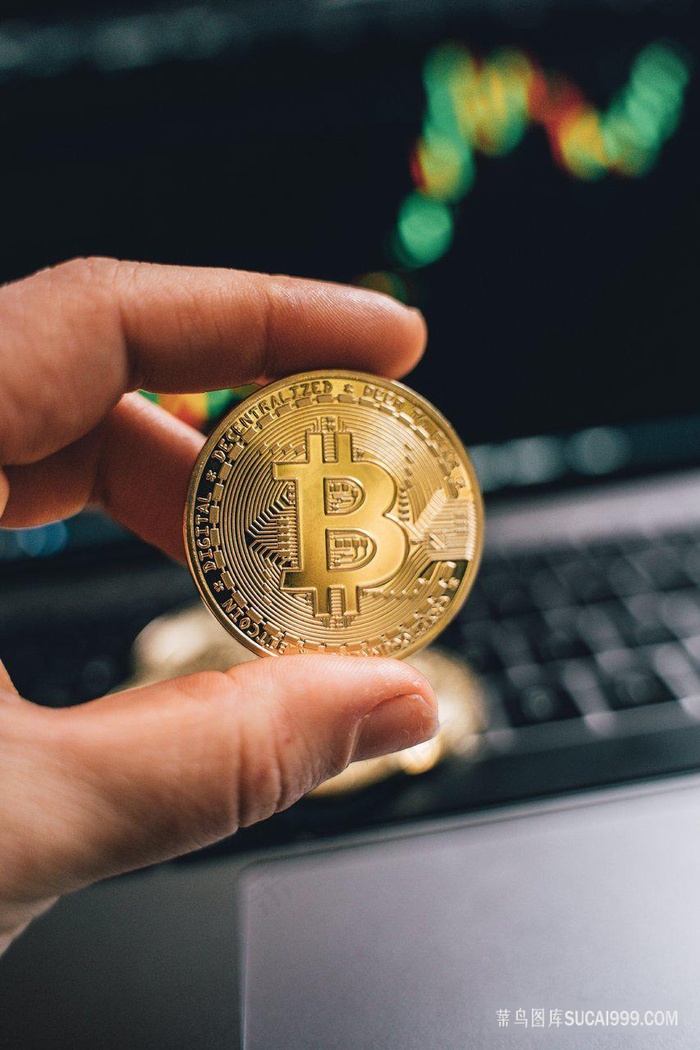 手拿比特币图片