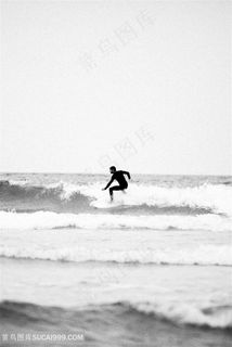 黑白色海边冲浪运动