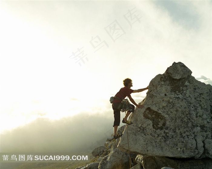 徒手攀登山峰的男人