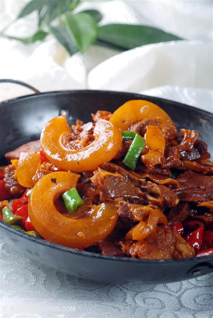 中华美食创新干锅带皮牛肉摄影图
