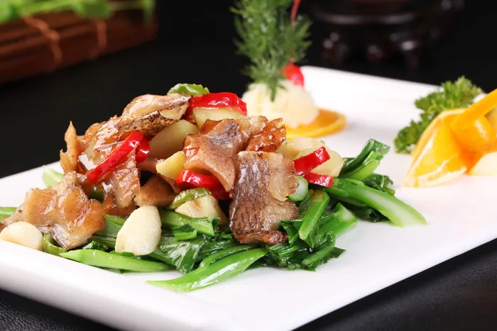 老妈菜梗炒鱼干 (1)