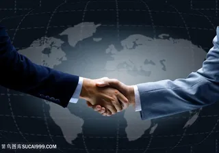 地图背景前商务合作握手手势图片