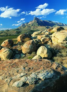 蓝天白云下的石头堆