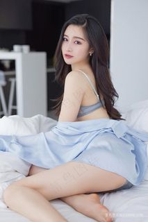 脱下睡衣的白丝袜美女Vanessa高清写真图片