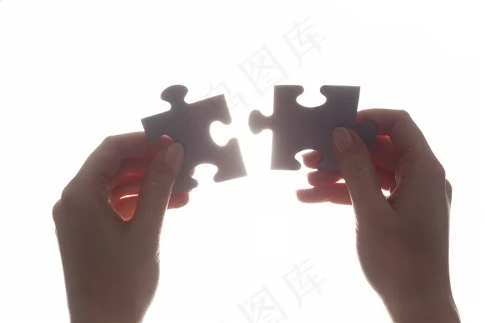 两只拿着拼图的手高清图片
