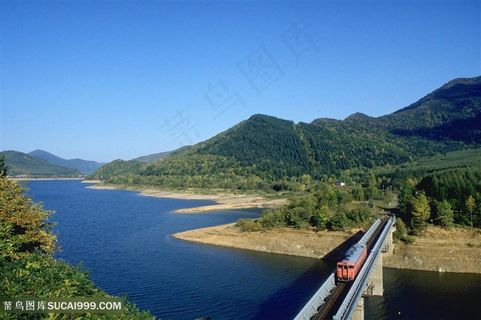 湖畔铁路火车风景画
