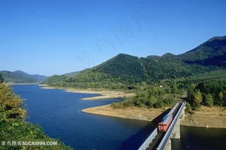 湖畔铁路火车风景画