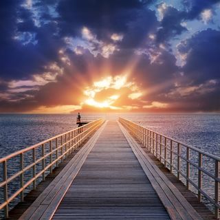 高清海边木桥唯美落日风景图片