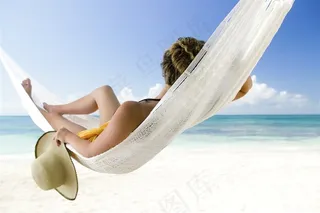 海边吊床上的美女风景图片