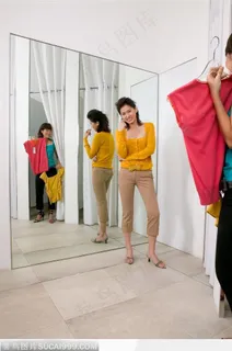 购物情境-镜前比试服装
