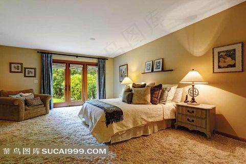 卧室大床与墙上的画框