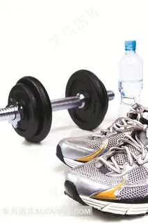 运动鞋瓶装水哑铃静物摄影高清图片