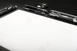 智能模板-桌面上有笔和纸张的手绘场景样机