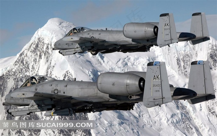 雪山上空翱翔的军事战机