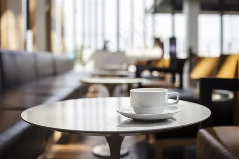 餐厅里的陶瓷杯高清摄影图 餐厅里的陶瓷杯高清摄影图