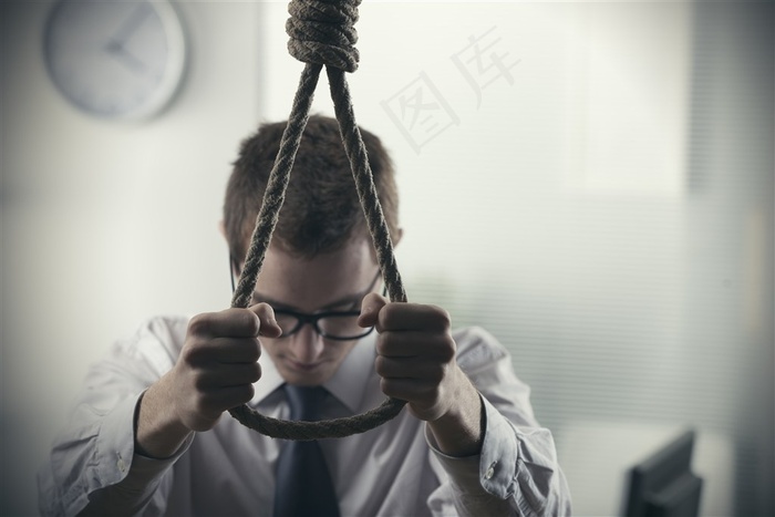 想要用绳子上吊自杀的人