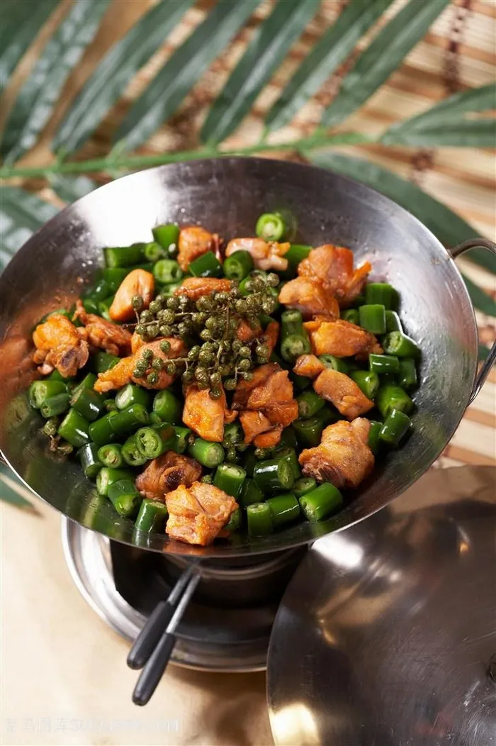 中华美食干锅鲜椒鸡摄影图