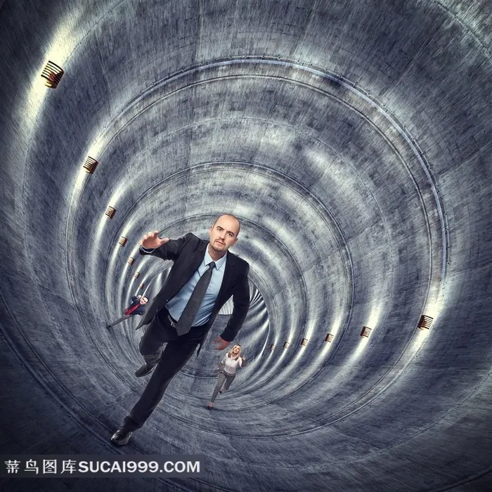在隧道里跑的商务人士高清图片