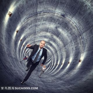 在隧道里跑的商务人士高清图片
