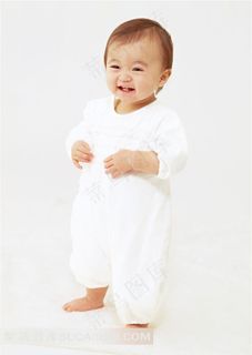 站着大笑的婴儿