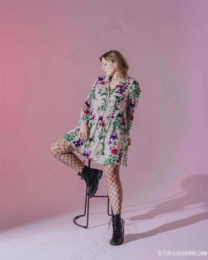 碎花短裙鱼网丝袜性感美女
