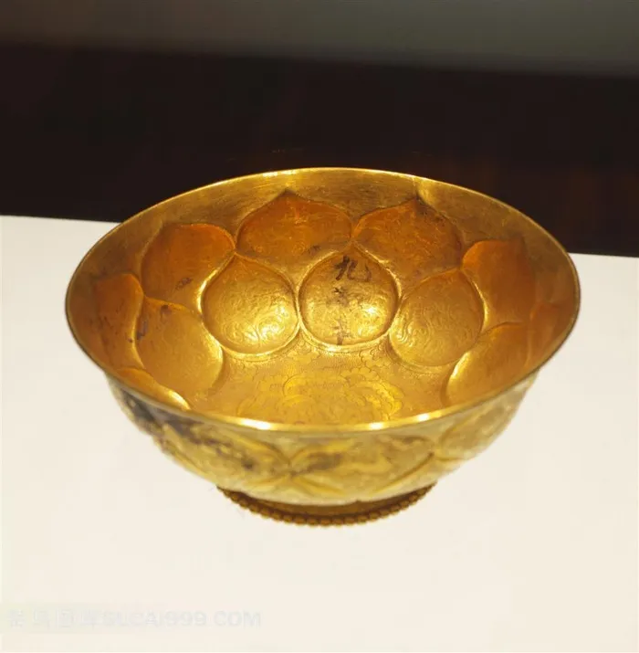 精美莲花瓣金碗