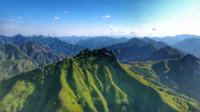 群山十万大山绿色初秋山顶