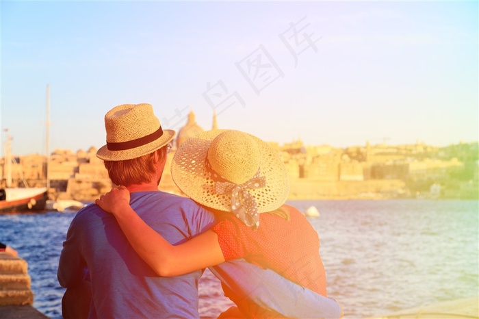 浪漫情侣坐在海边