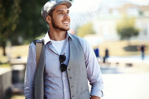 戴鸭舌帽的帅哥男士大图