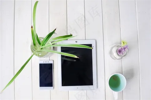 手机和杯子特写