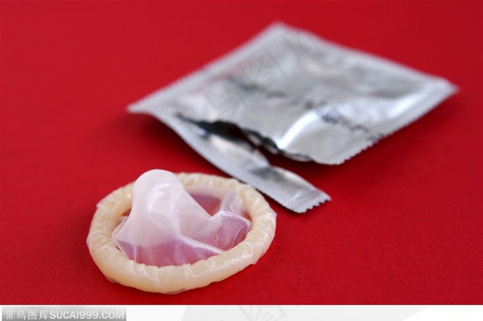 两性计生-撕开的白色避孕套